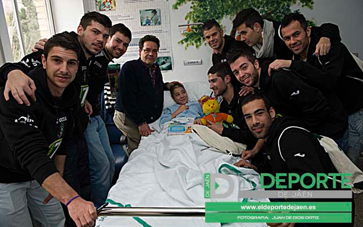 Los jugadores del Jaén F.S. regalan sonrisas en el Hospital Materno Infantil