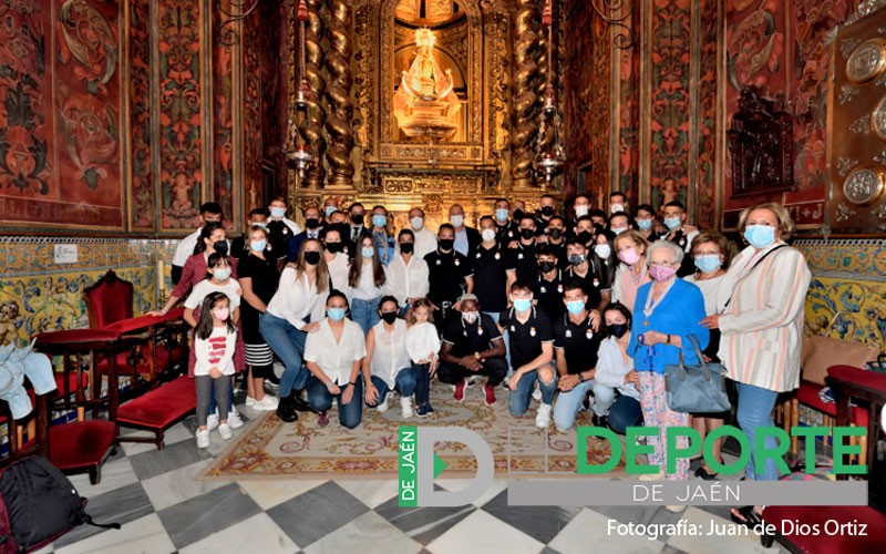 El Real Jaén cumple con la tradicional ofrenda a la Virgen de la Capilla