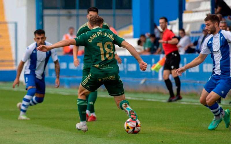 El Linares aguanta con un hombre menos para sumar un punto ante el Alcoyano