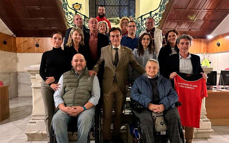 El Ayuntamiento de Jaén recibe a Carlos Linares, campeón de España de armas olímpicas