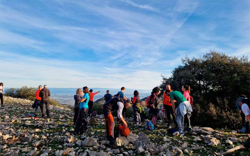 La ruta ‘Cuesta Negra – Cumbre de Jabalcuz’ reúne a una treintena de personas