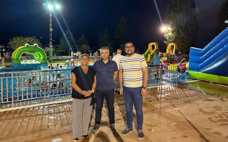 Baños nocturnos en la piscina Bellavista de Martos para combatir el calor