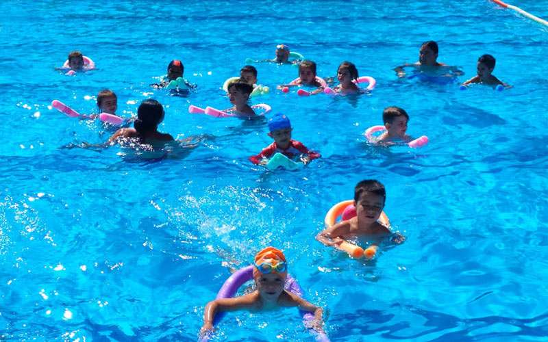 Mayores y pequeños disfrutan de cursos de natación y gimnasia en la piscina de Torredelcampo