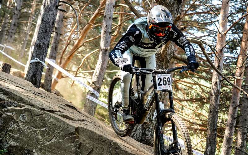 Juanfra López acaricia el podio en el Campeonato de España de Descenso MTB