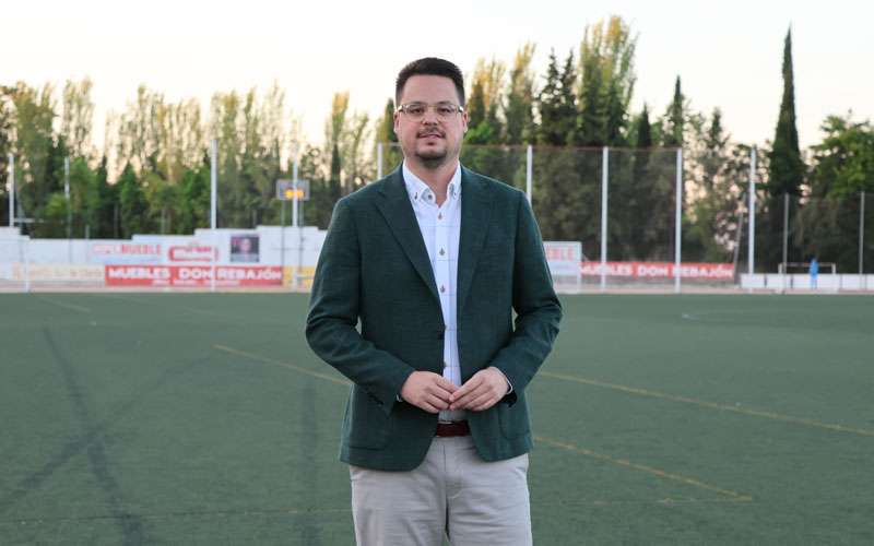 Lozano anuncia la renovación del césped del San Miguel de Úbeda