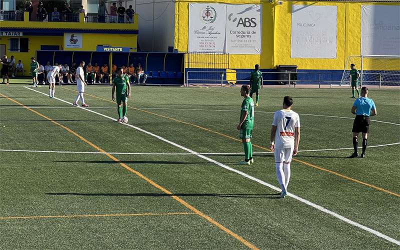 El Martos CD cede en la segunda mitad ante el Huétor Tájar