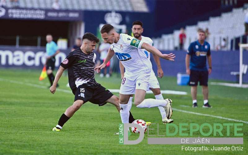 El Real Jaén regala los dos primeros puntos en La Victoria