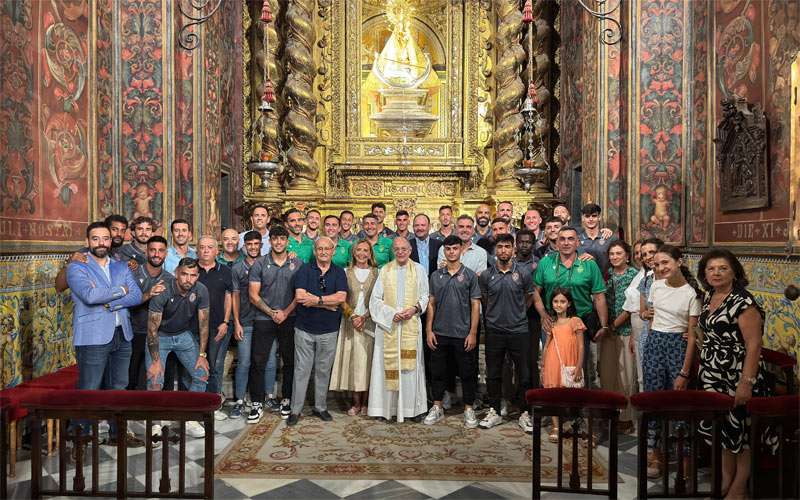 El Real Jaén cumple con su tradicional ofrenda a la Virgen de la Capilla