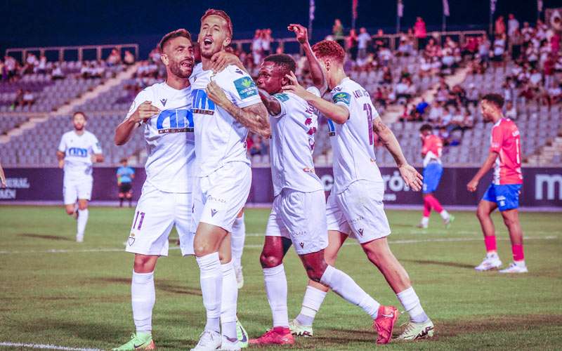 El Real Jaén golea y agrada en su primer triunfo de la temporada en La Victoria