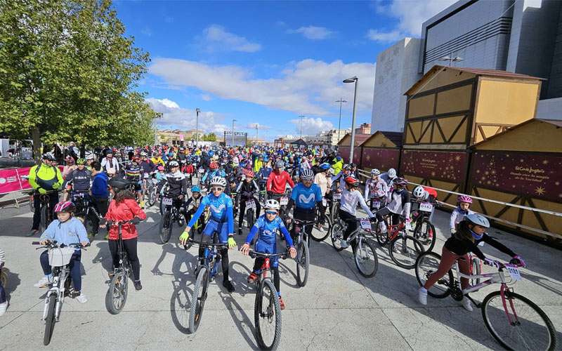 El IV Día de la Bicicleta de Cadena 100 reúne a más de un millar de participantes