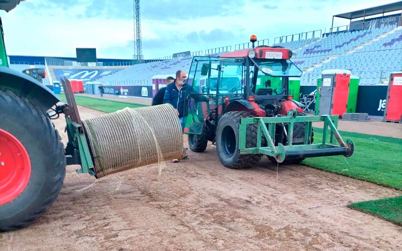 Buen ritmo en los trabajos de sustitución del césped de La Victoria