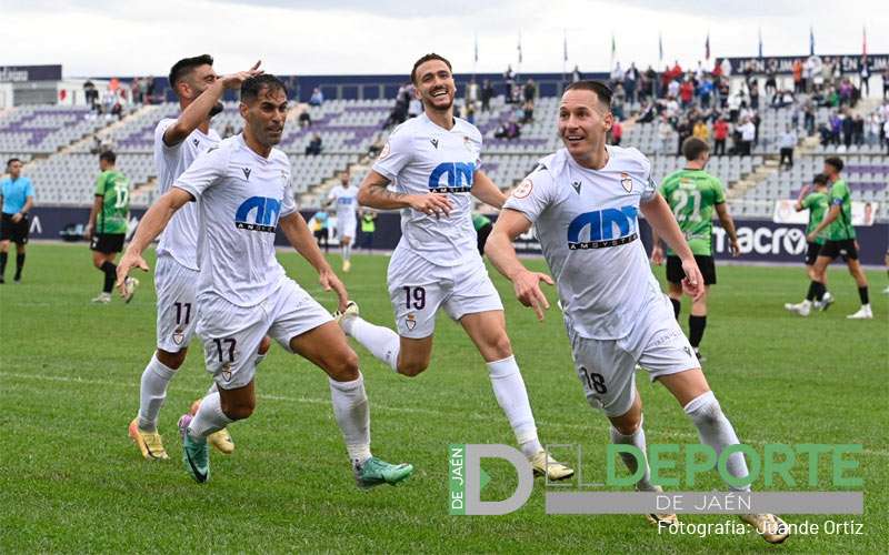 El Real Jaén vence y convence frente al CD Huétor Vega