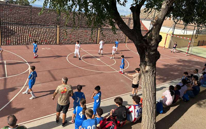 Las actividades deportivas celebradas en la pista de Santa Marta de Martos reunió a un centenar de participantes