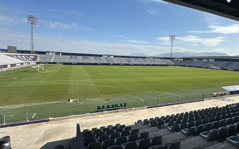 El Real Jaén avanza con el tratamiento del nuevo césped de La Victoria