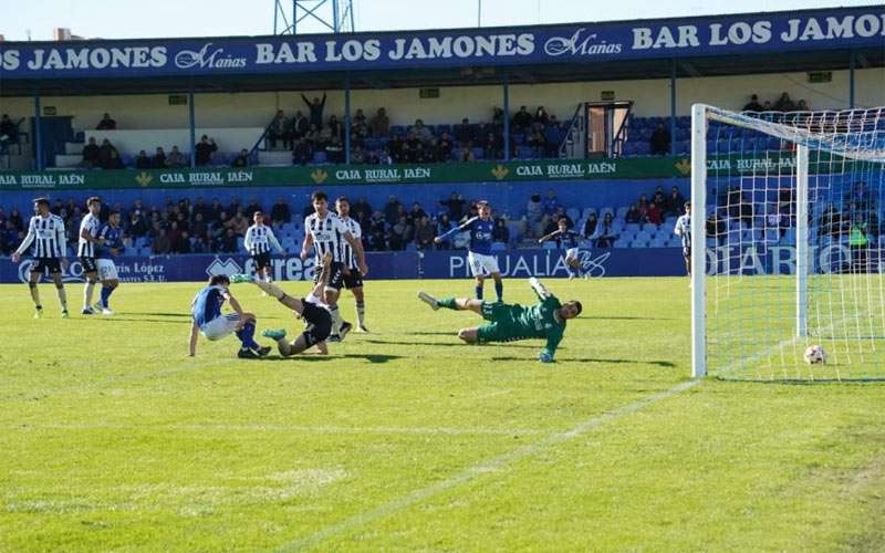 El Linares cambia de rumbo con su victoria ante la Balona