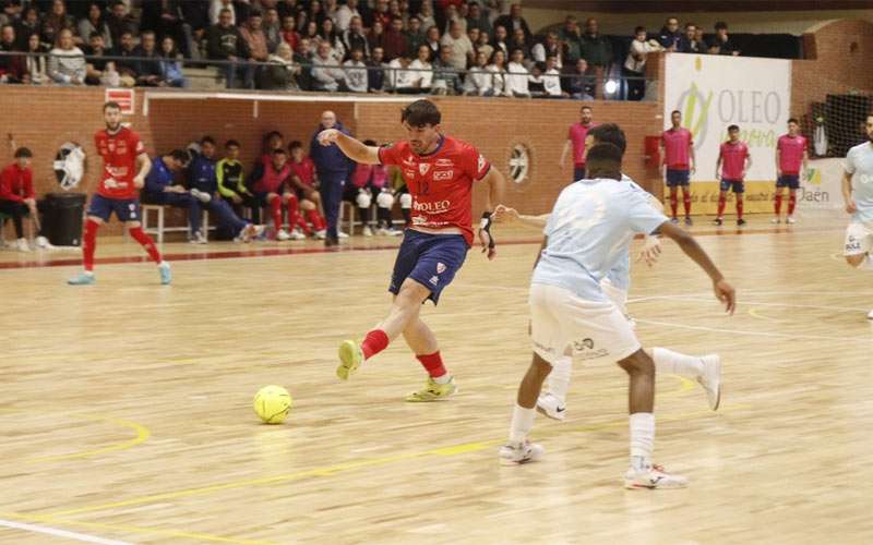 Oleoinnova Mengíbar se queda con la victoria en el derbi ante Avanza Futsal