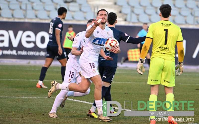 El Real Jaén firma una nueva remontada para superar al Torreperogil