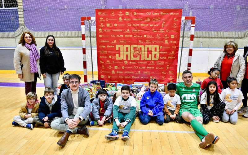 La jornada del juguete solidario de Jaén CB y Real Jaén reúne a 200 personas